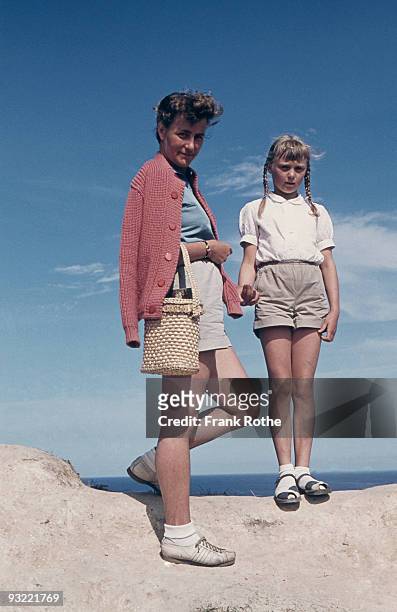 mother and daughter at the sea - vintage 1950s woman stock pictures, royalty-free photos & images