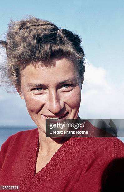 woman smiling at the beach - 1950 woman bildbanksfoton och bilder