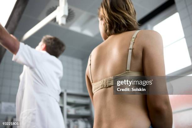patient waiting for doctor examination - sous vêtement photos et images de collection