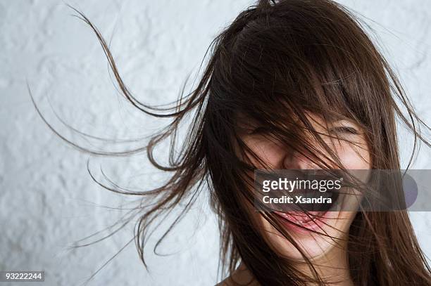 sorridente giovane donna - vento foto e immagini stock