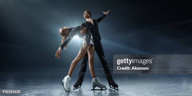 patinage artistique. couple de patineurs sur glace - figure skating photos photos et images de collection