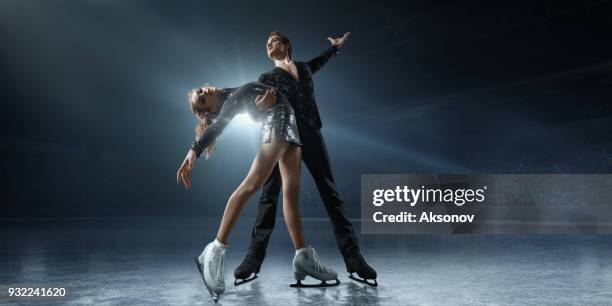 figure skating. ice skaters couple - patinagem artística imagens e fotografias de stock