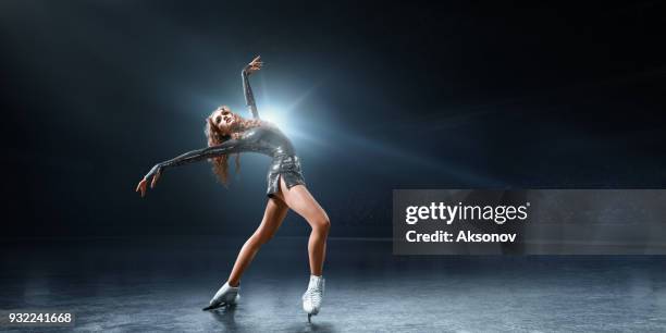 kunstschaatsen. vrouwelijke schaatser - kunstschaatsen stockfoto's en -beelden