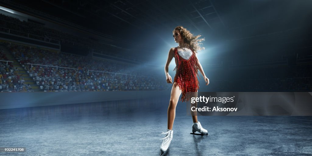 Patinação artística. Patinadora no gelo feminino