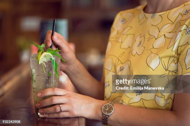 close-up of mojito drinks - mojito bildbanksfoton och bilder