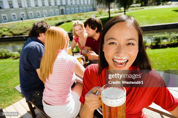 germany, bavaria, upper bavaria, young people in beer garden - bierschaum stock-fotos und bilder