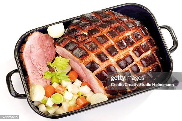 roast pork with crackling in roasting tin - crackling imagens e fotografias de stock