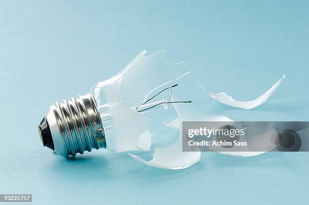 broken light bulb, close-up - broken lamp stockfoto's en -beelden