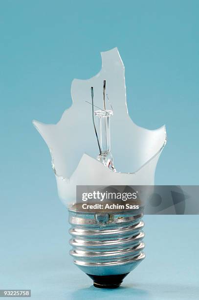 broken light bulb, close-up - broken lamp stockfoto's en -beelden