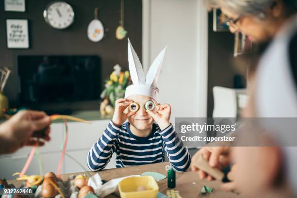 kinderen plezier voor pasen - easter and humour stockfoto's en -beelden