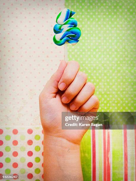 closeup of hand holding a lollipop - 曼達盧永 個照片及圖片檔