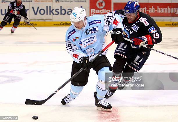 Alexander Barta of Hamburg and Colin Beardsmore of Mannheim fight for the puck during the DEL match between Hamburg Freezers and Adler Mannheim at...