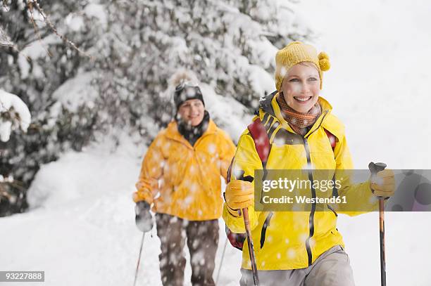 italy, south tyrol, two women, cross country skiing - women's cross country skiing - fotografias e filmes do acervo