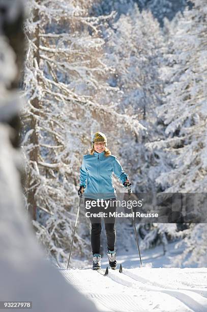 austria, tyrol, seefeld, woman cross country skiing - langlaufen stock-fotos und bilder