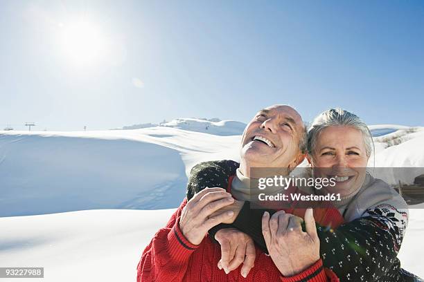 italy, south tyrol, seiseralm, senior couple embracing in winter scenery, portrait, close-up - de espalda fotografías e imágenes de stock