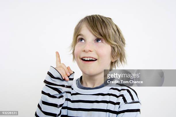 boy (10-11) pointing and looking upwards, portrait - child kid series expressions imagens e fotografias de stock