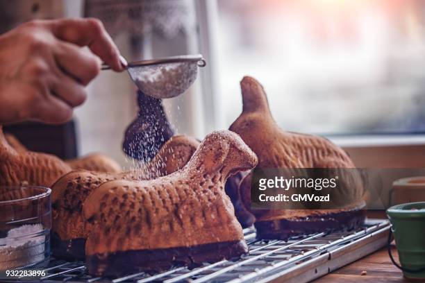 preparación pastel de cordero de pascua en cocina doméstica - lamb fotografías e imágenes de stock