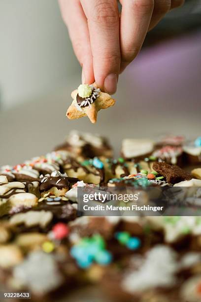 christmas cookies, hand holding cookie, close up - mareen fischinger stock-fotos und bilder