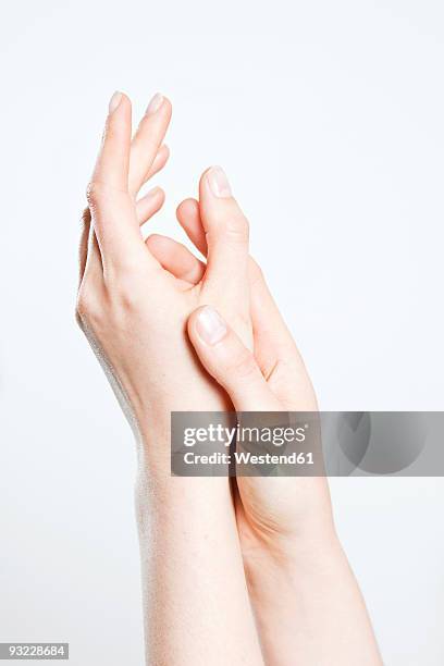 woman rubbing her hands together, close-up - hand rubbing stockfoto's en -beelden