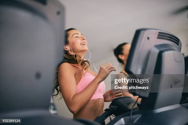 flickor träna i hotellets gym. - daily sport girls bildbanksfoton och bilder