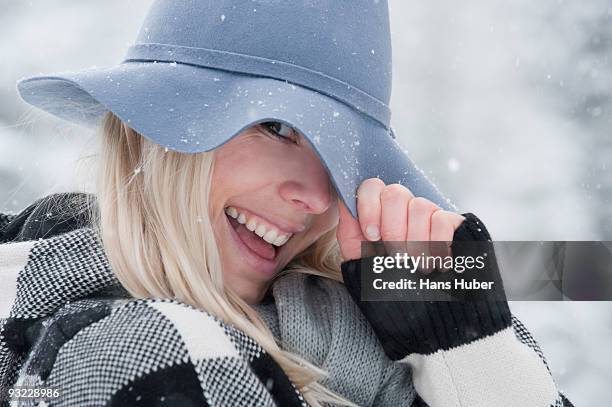 austria, salzburger land, altenmarkt, zauchensee, young woman wearing hat, laughing, portrait, close-up - man standing in the snow stock-fotos und bilder