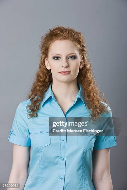 germany, young woman, portrait - mareen fischinger foto e immagini stock