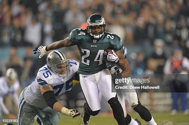 Cornerback Sheldon Brown of the Philadelphia Eagles returns an interception during the game against the Dallas Cowboys on November 8, 2009 at Lincoln...
