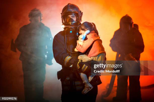 rettung aus feuer - fireman stock-fotos und bilder