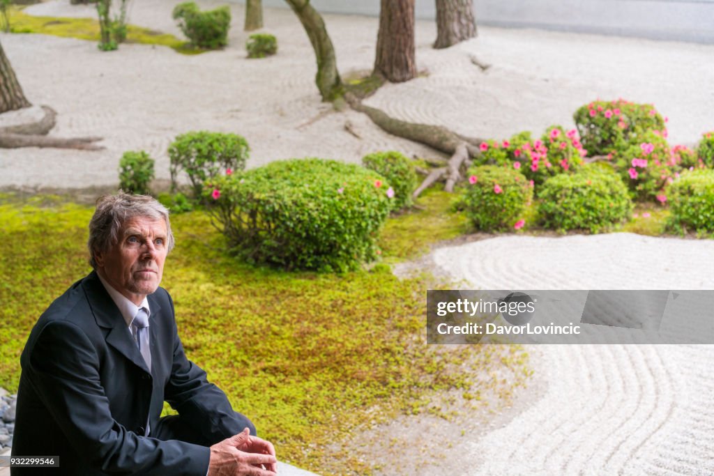 Mann und Zen Garten von Chion-Ji-Tempel in Kyoto, Japan