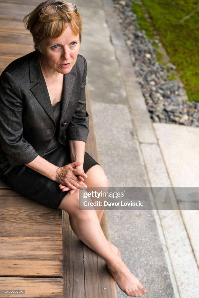 Geschäftsfrau im Zen-Garten von Chion-Ji-Tempel in Kyoto, Japan