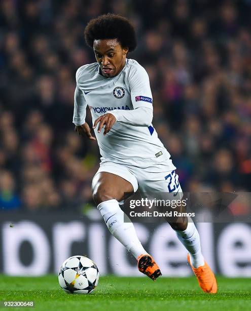 Willian of Chelsea FC runs with the ball during the UEFA Champions League Round of 16 Second Leg match FC Barcelona and Chelsea FC at Camp Nou on...