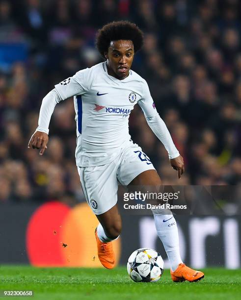 Willian of Chelsea FC runs with the ball during the UEFA Champions League Round of 16 Second Leg match FC Barcelona and Chelsea FC at Camp Nou on...