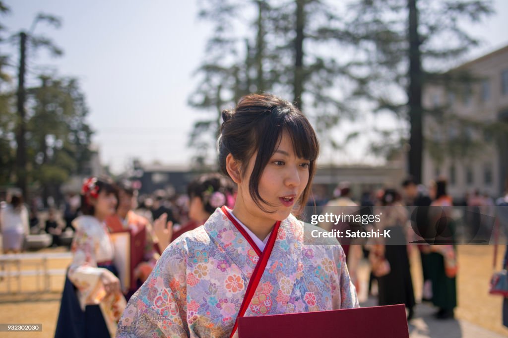 Estudiante en hakama en graduación ceramony
