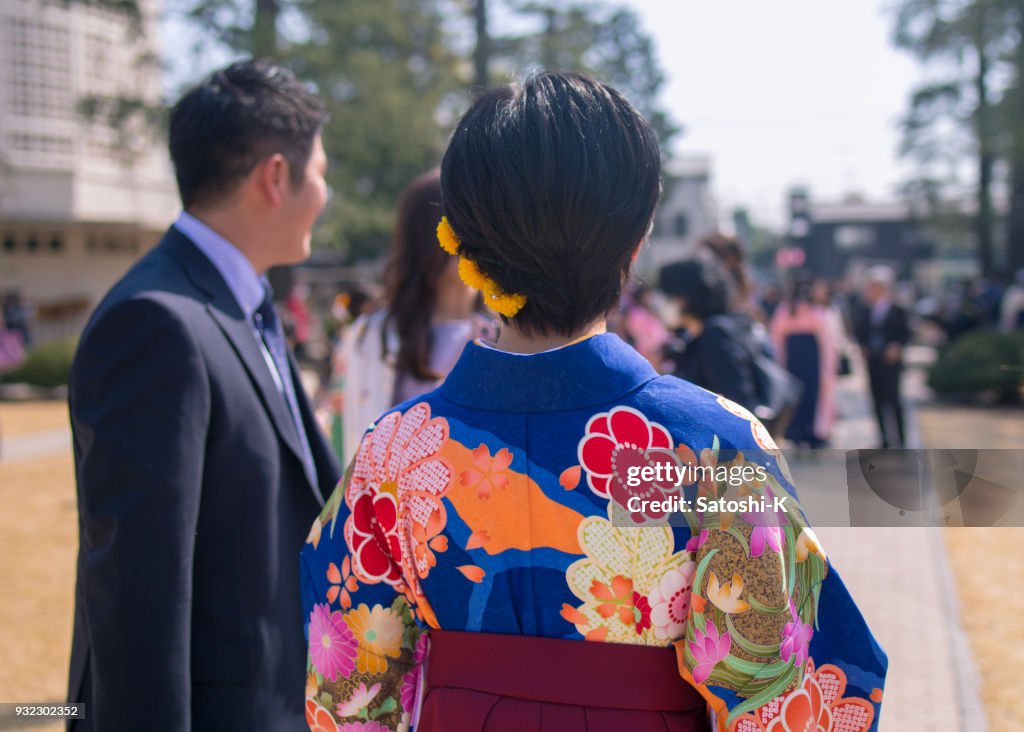 Mujer joven en hakama para ceremonia de graduación