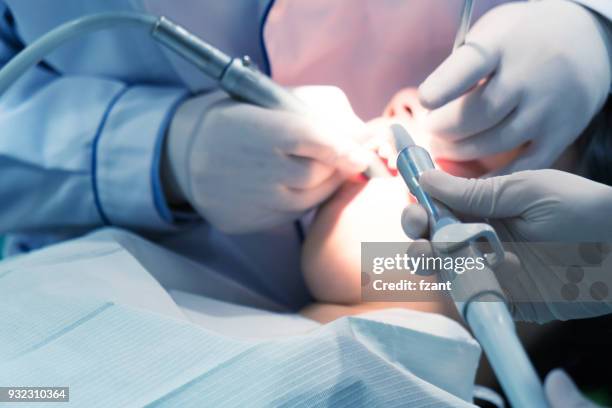 tandarts examencommissie patiënt - dental explorer stockfoto's en -beelden