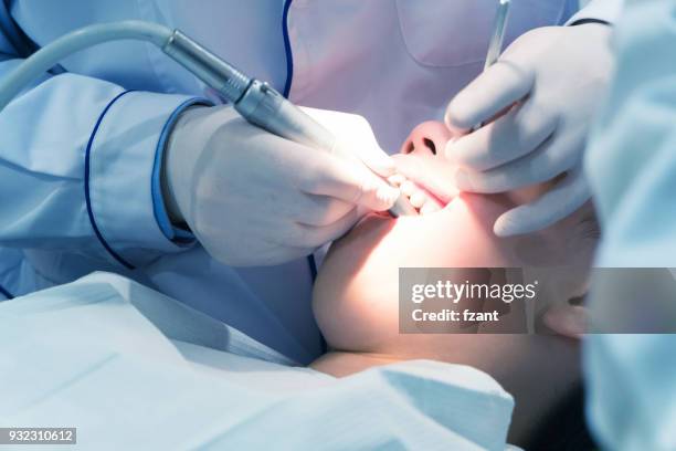 tandarts examencommissie patiënt - dental explorer stockfoto's en -beelden