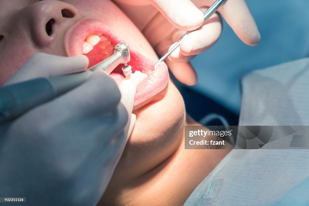 Zahnarzt untersucht Patienten