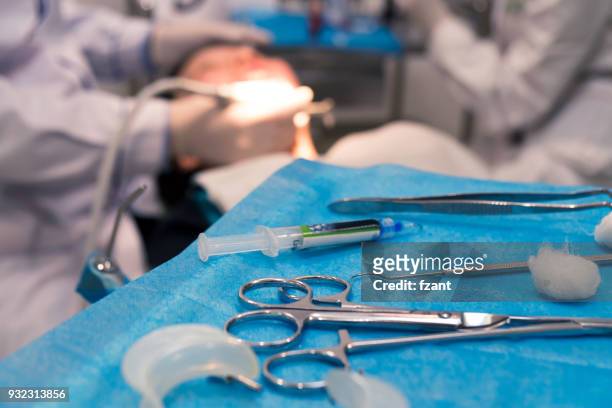tandarts examencommissie patiënt - dental explorer stockfoto's en -beelden
