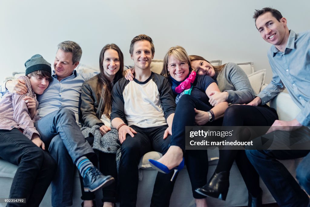 Portret van echte reconstrueren familie thuis.