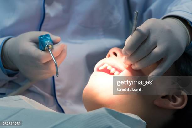 tandarts examencommissie patiënt - dental explorer stockfoto's en -beelden