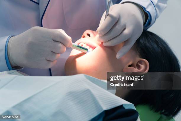 tandarts examencommissie patiënt - dental explorer stockfoto's en -beelden