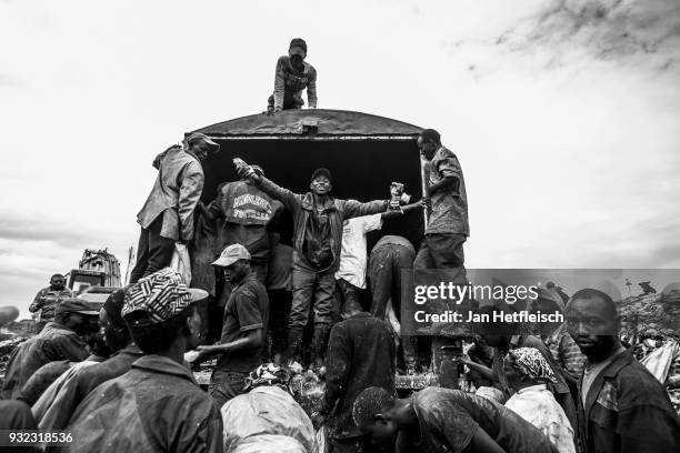 People unload a truck and look for something to eat at the Dandora Rubbish dump on March 14, 2018 in Nairobi, Kenya. The Dandora landfield is located...