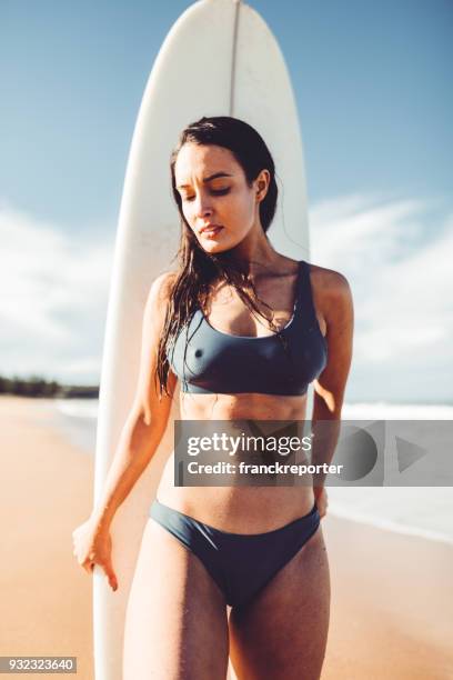 woman resting on the surf board in australia - byron bay imagens e fotografias de stock