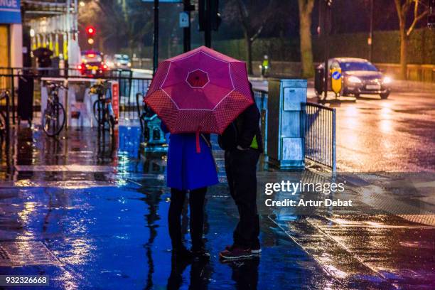 people in the streets of london with umbrella during rain in the night. - semáforo vermelho imagens e fotografias de stock