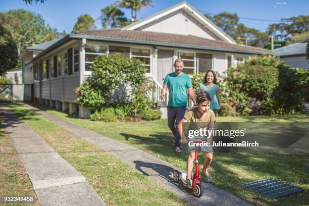 australiensisk familj hemma går en promenad - australisk bildbanksfoton och bilder