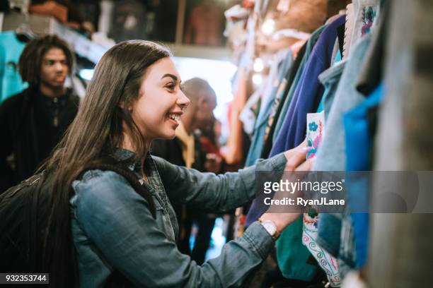 jóvenes adultos tienda de ropa en tienda - second hand fotografías e imágenes de stock