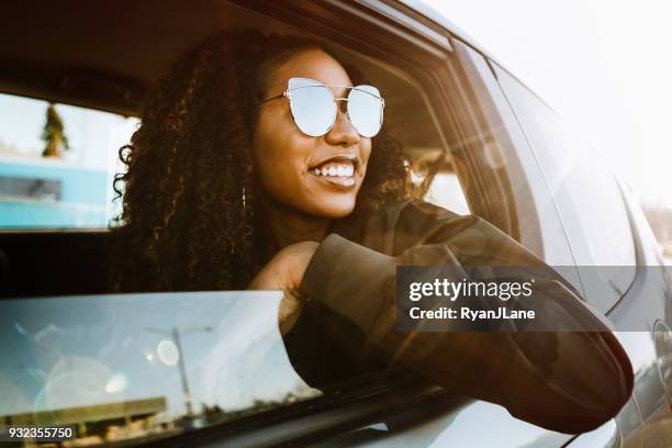 grupo de jóvenes que se divierten en coche - automobile and fun fotografías e imágenes de stock