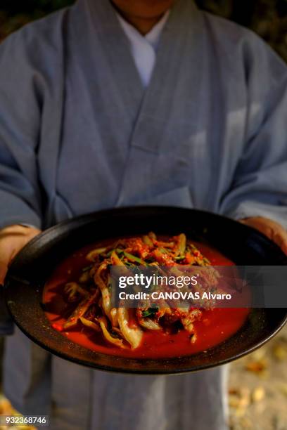 In the buddhist temple of Bulyeongsa in South Korea the recipes of Nun Simjeon Ilwoon Sunim that inspired chefs from all over the world. This vegan...