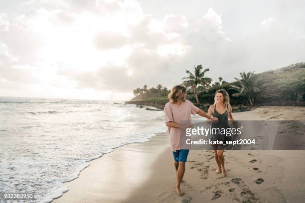 glückliches paar der 35 jahre alten profis mit urlaub in karibik - carribean beach stock-fotos und bilder