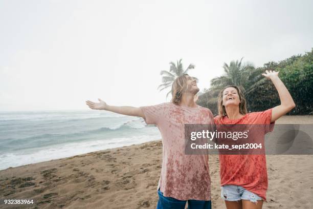 feliz pareja de profesionales de 35 años de edad con vacaciones en el caribe - 30 34 years fotografías e imágenes de stock